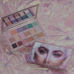 HUDA BEAUTY Mercury Retrograde Palette - Purple and Silver Tones